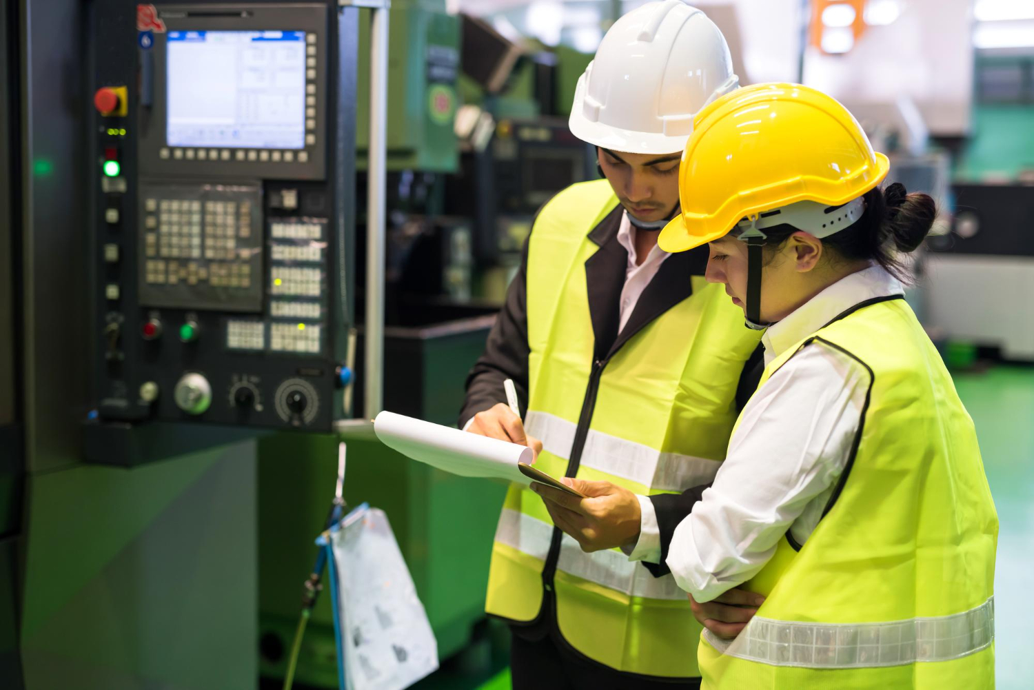 Equipe de manutenção industrial em operação
